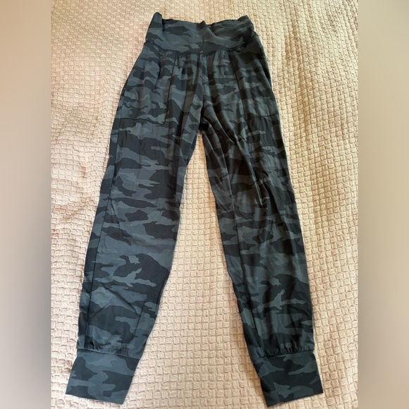 ATHLETA SALUTATION HIGH RISE JOGGER IN CAMO PRINT WOMEN’S SIZE XS - Picture 4 of 10
